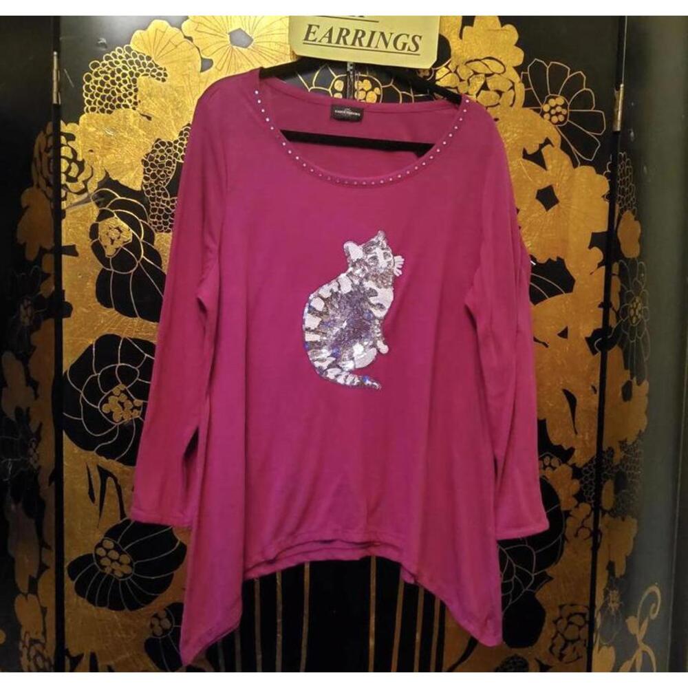 D748 1x  Cat Caught Top & Earrings